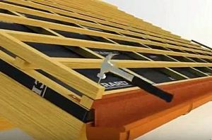 Пристрій покрівлі з профлиста по дерев'яній обрешітці. Установка обрешітки даху на крокви. Установка обрешітки під сайди